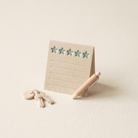 Carte d'avis cinq étoiles et clés en maquette miniature