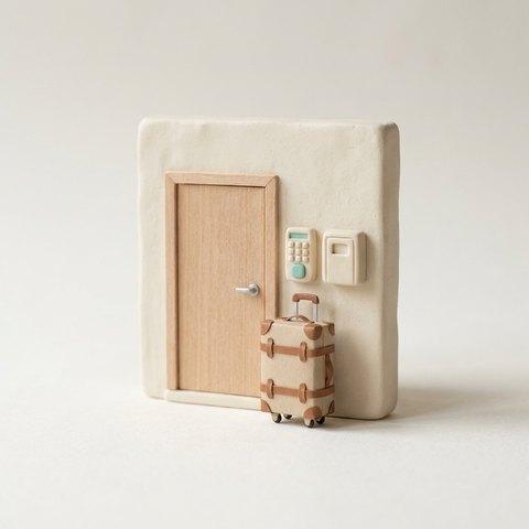 Porte d'entrée, digicode et valise en maquette miniature