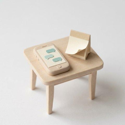 Téléphone et calendrier en maquette miniature